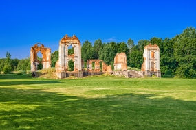 蓝天草地树木古废墟摄影图片